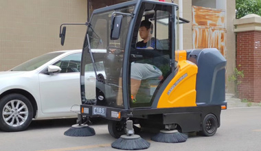 C185駕駛式掃地車服務于安徽水利和順地產(chǎn)